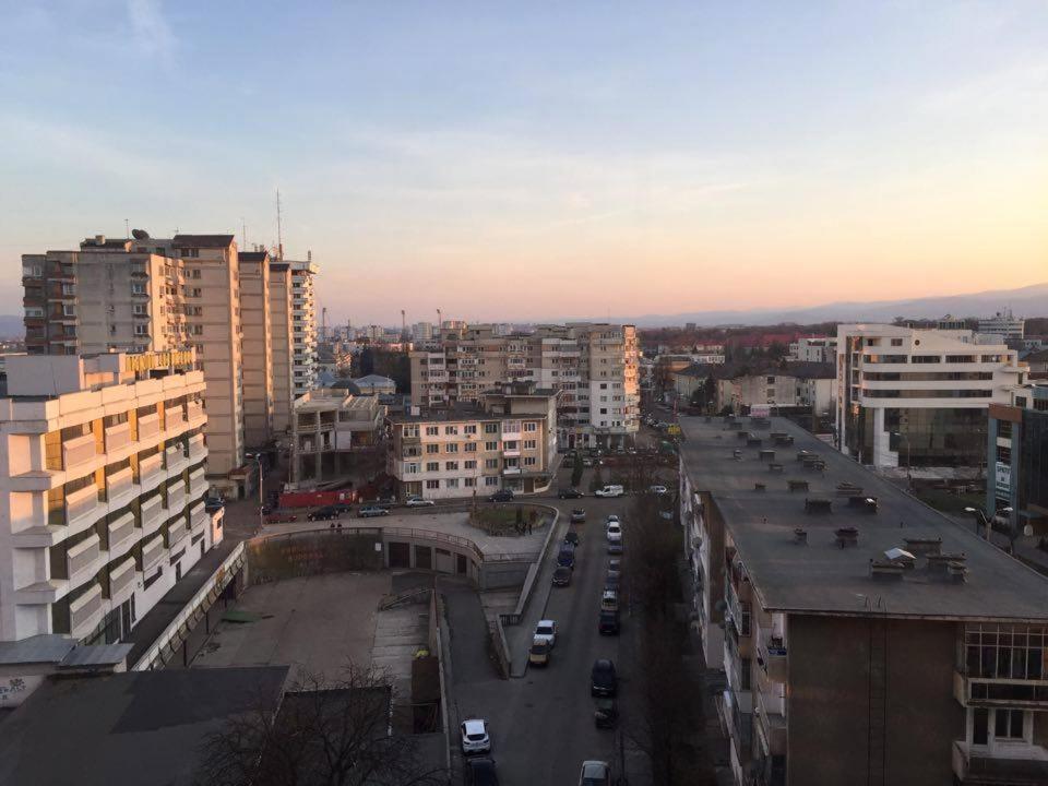 Апартаменты Salonul Rosu Бакэу Экстерьер фото