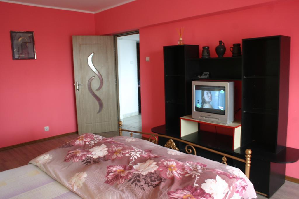 Апартаменты Salonul Rosu Бакэу Экстерьер фото